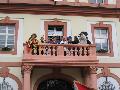 Der Rastatter OB und Vertreter der Faschingsvereine nach der Festnahme auf dem Balkon