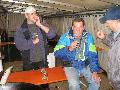 Mario, Herbert und Blasko diskutieren beim Bier