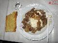Das Menü des Abends: Brutzelfleisch mit Zwiebeln und Knoblauchsoße, dazu ein Knoblauchbaguette