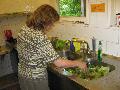 Marianne wäscht den Salat