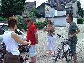 Am Pfarrsaal trafen sich fünf Feuerteufel, um mit dem Rad in die Rheinau zu fahren