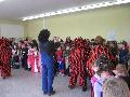 In der Grundschule erwartete uns ein bunt kostümierter Schülerhaufen