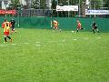 Fußball-Action in rot-gelb
